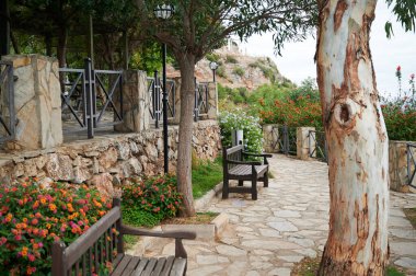 Dinlenmek için rahat bankları olan sessiz bir park. Yüksek kalite fotoğraf