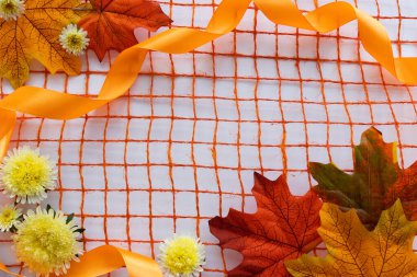 Sonbahar akçaağaç yaprakları ve sarı çiçeklerin çerçevesi. Sonbahar arkaplanı.