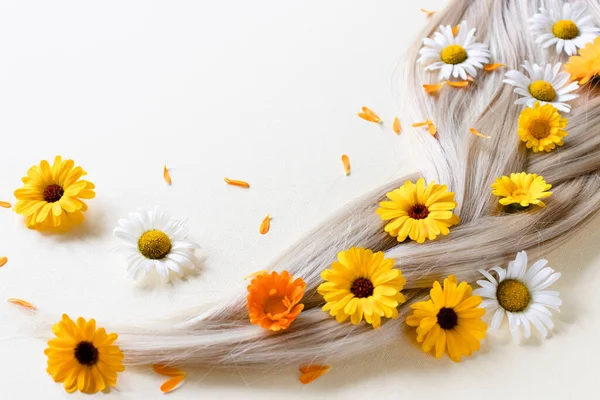 Cabelo liso e macio com flores. Flores de verão no cabelo. — Fotografia de Stock