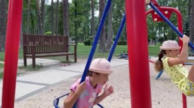 4k 2 kız kardeş salıncakta sallanıyor..