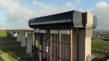 Gemileri taşımak için devasa bir yapı. Tekne kaldırma kolonları. Hava görünümü.