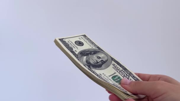 4k vrouwelijke handen houden US dollars op een witte achtergrond. — Stockvideo