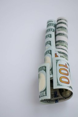 Fotokopi alanı olan beyaz bir arkaplanda dolar yuvarladım. Amerikan parası.
