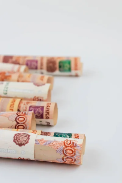 Rublos rusos sobre fondo blanco. Fondo de dinero. — Foto de Stock
