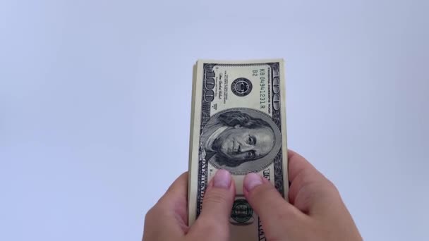 4k女性の手は白い背景に米ドルを保持. — ストック動画
