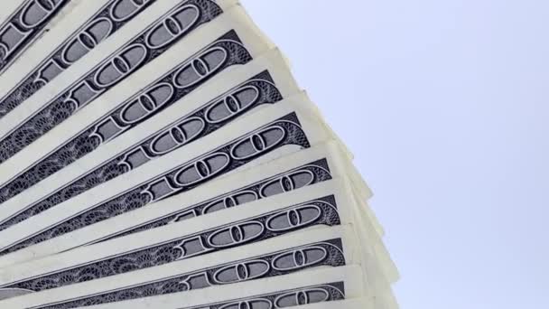 4k Ventilador de billetes de 100 dólares gira lentamente sobre un fondo blanco. — Vídeos de Stock