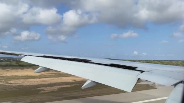 Рейс приземлен. Вид из окна самолета на крыло и посадку. — стоковое видео
