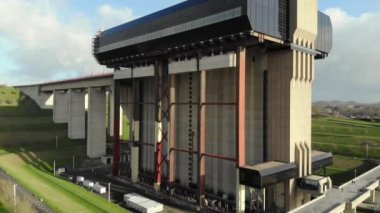 Gemileri taşımak için devasa bir yapı. Tekne kaldırma kolonları. Hava görünümü.