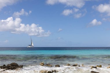Tekne gök mavisi denizde yelken açar. Teknesi olan bir deniz manzarası.