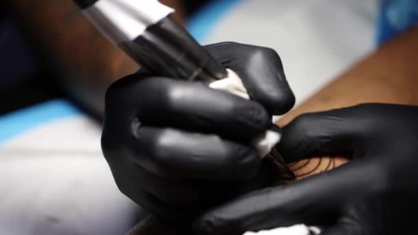 Tatouage mains maître occupé avec le travail au salon de tatouage. Gros plan. — Video