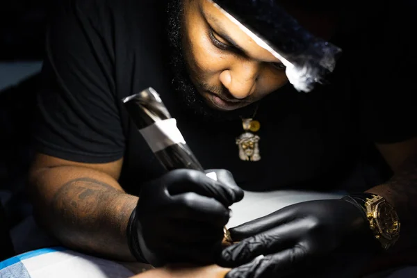 Retrato de tatuador concentrado em seu trabalho. Fechar. — Fotografia de Stock