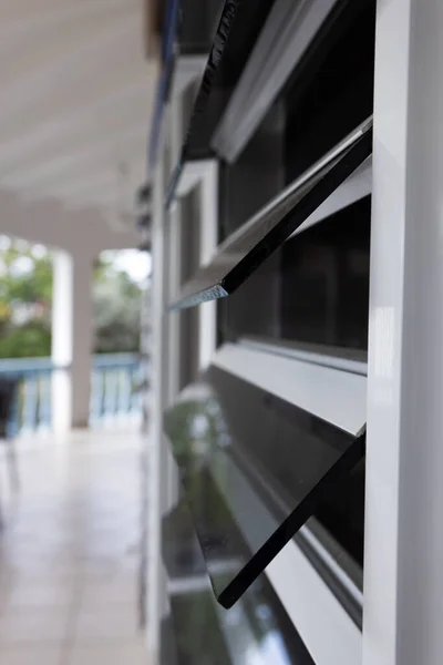 Renkli cam perdelerin camları. Tropik bölgelerdeki pencereler. Seçici odak.