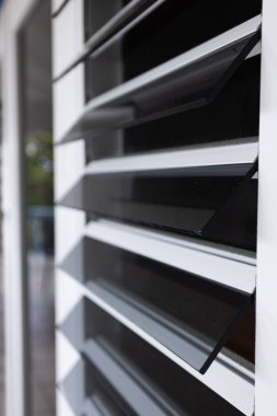 Renkli camların perdeleri. Tropik bölgelerdeki pencereler. Seçici odaklanma. Bulanık.