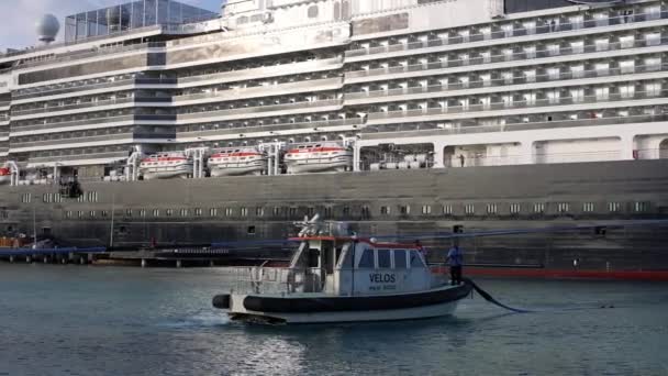 Le personnel fixe les câbles du navire. Bateau de croisière accoste dans un port. — Video