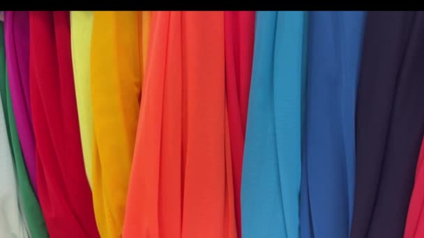 4k Pestrobarevná tkanina v textilním obchodě. Pohyb fotoaparátu — Stock video