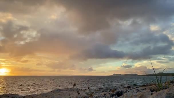 Puesta de sol con nubes rojas sobre el mar. Paisaje marino. Tiempo de caducidad. — Vídeos de Stock