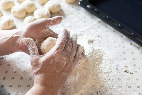 A nők kezei pörgeti a tésztát pitét. Otthon sütés — Stock Fotó