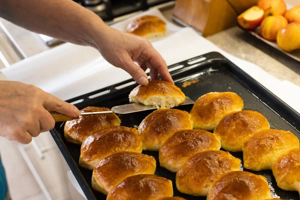 Ev yapımı. Turta pişiren kadın. Fırından yeni çıkmış turtalar..