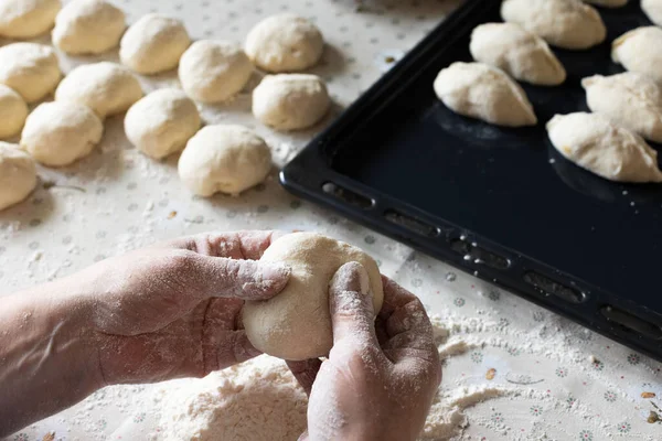 Ev yapımı. Kadın evde turta pişiriyor..