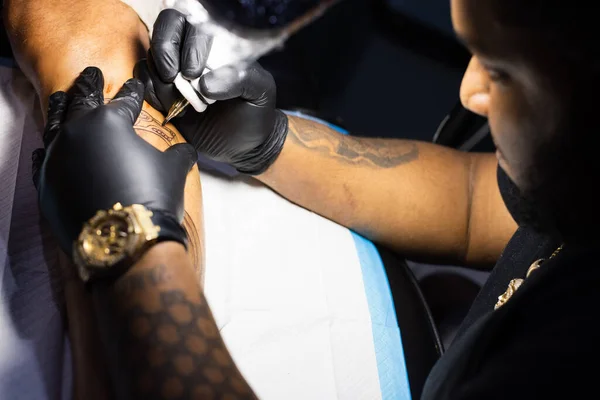 O retrato do tatuador concentrando-se em seu trabalho. Fechar.. — Fotografia de Stock