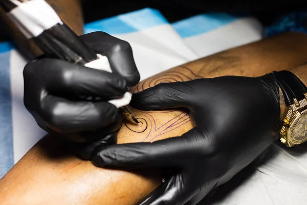 Male hands in black gloves with tattoo machine. Close up. — Fotografia de Stock