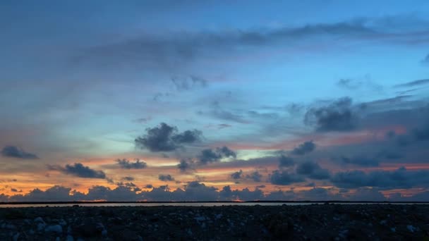 Закат над морем. Морской пейзаж. Время покажет. — стоковое видео