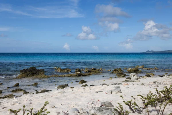 Morze Karaibskie. Koralowa plaża z turkusowym morzem. — Zdjęcie stockowe