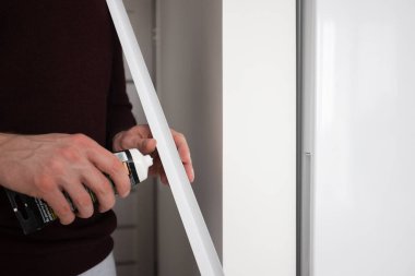 Mans eller yapıştırıcı dekoratif plastik köşeli daire duvarında.