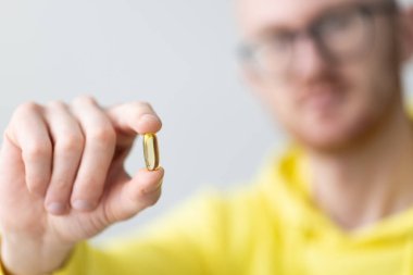 Elinde vitamin tutan bir adam. - Yakın çekim. Sağlık ve İlaç Hizmetleri.