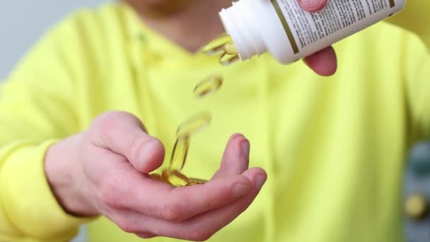 Mann nimmt Vitamine aus Tablettenflasche Nahaufnahme. Gesundheitswesen und Medizin. — Stockvideo