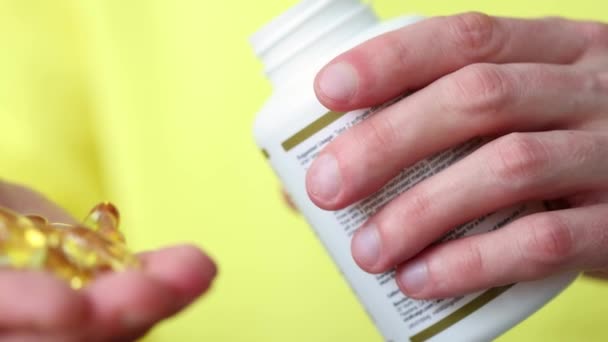 Mann mit Vitaminen in der Hand. Nahaufnahme. Gesundheitswesen und Medizin. — Stockvideo