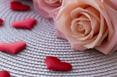 Kalpleri olan taze güller hasır arka planda yakın plan