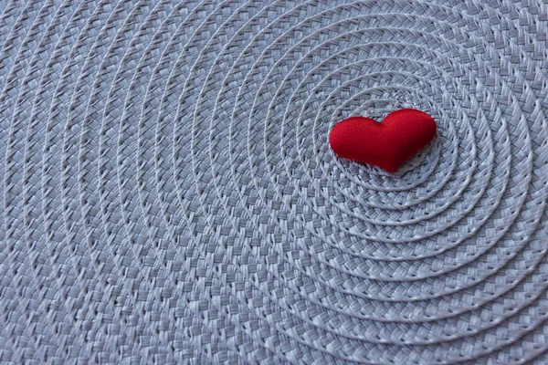 Червоне Серце Сірому Плетеному Фоні — стокове фото