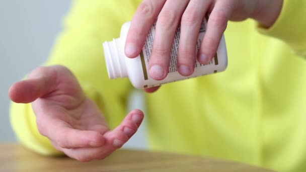 Mann Nimmt Vitamine Aus Tablettenflasche Gesundheitswesen Und Medizin Nahaufnahme Zeitlupe — Stockvideo