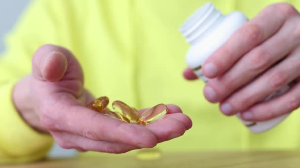 Een man met vitaminen in zijn hand. Een close-up. Gezondheidszorg en geneeskunde. — Stockvideo