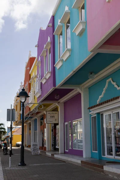 多色の家が並ぶ通り。カリブ海の町. — ストック写真