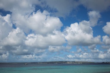 Turkuaz deniz, bulutlu mavi gökyüzü. Deniz Burnu.