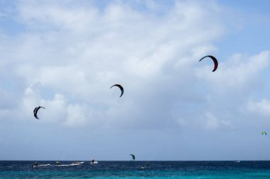 Tanımlanamayan insanlar uçurtma sörfü yapıyor. Yazın aktif spor.