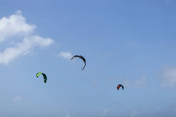 Three parachutes in the blue sky. Kiteboarding. — Stock Photo, Image