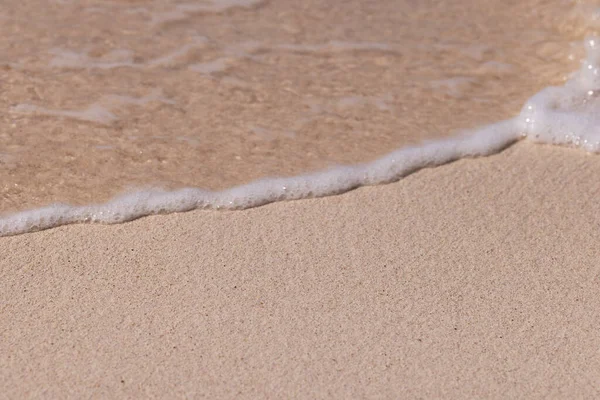 Бульбашки хвилі і пісок на фоні пляжної текстури . — стокове фото