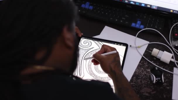 Un hombre dibujando algo en una tableta. Vista trasera. — Vídeos de Stock