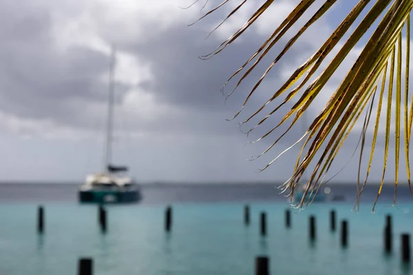 Segelboot auf azurblauer See bei stürmischem Wetter. Selektiver Fokus. — Stockfoto