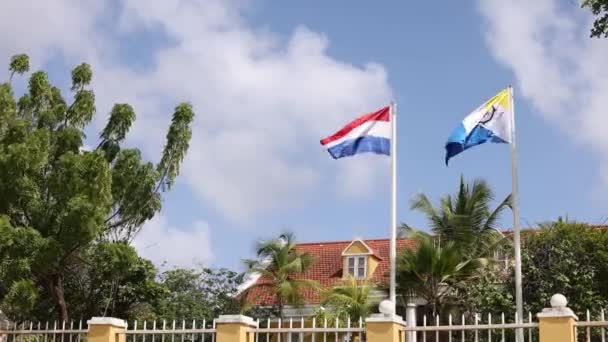 Bandeira de Bonaire e Holanda voando ao vento perto da casa. — Vídeo de Stock