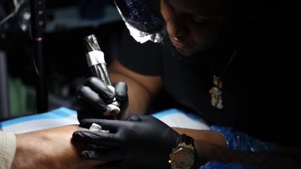 Tatuaje artista manos ocupado con el trabajo en la tienda de tatuajes. — Vídeo de stock