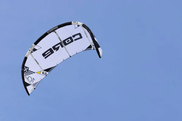Apoiando pipa estabilizar paraquedas voando no céu azul. — Fotografia de Stock