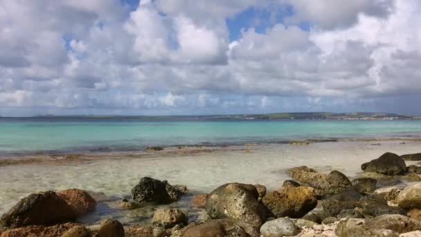 Tropisch strand met rotsen gewassen door azuurblauwe zee. — Stockvideo