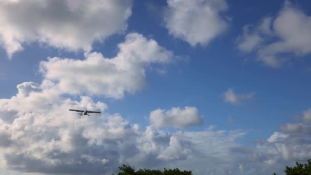 Pequeno propaleplane no céu, vista da terra. — Vídeo de Stock