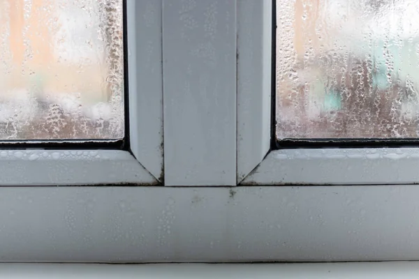 Szklanka okna z kondensacją, naturalne krople wody na szkle, wysoka wilgotność. Skupienie selektywne. — Zdjęcie stockowe