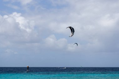 Tanımlanamayan insanlar uçurtma sörfü yapıyor. Yazın aktif spor.