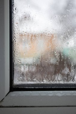 Yoğunlaşmış cam, camlara doğal su damlaları, yüksek nem. Seçici odak, bulanık